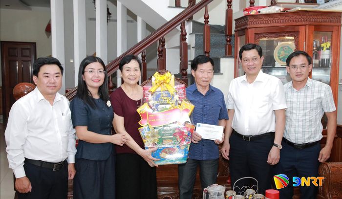 Phó Chủ tịch Thường trực HĐND thành phố Trần Phước Sơn (thứ 2, từ phải qua) thăm, tặng quà gia đình thương binh Nguyễn Anh Quyền. Ảnh: ĐẮC MẠNH
