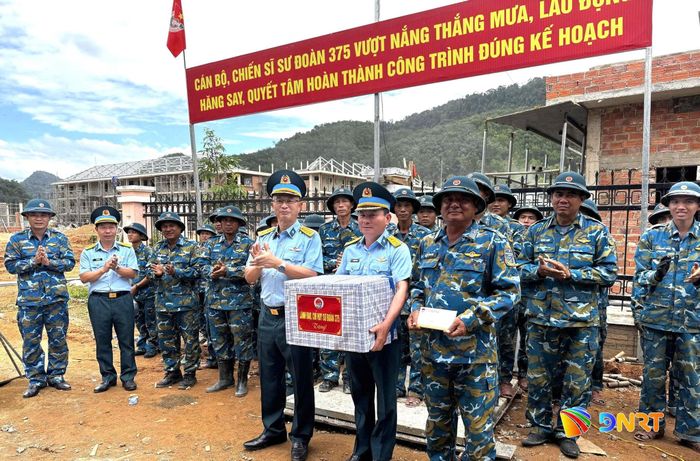 Đại tá Nguyễn Minh Đức, Chính ủy Sư đoàn 375 tặng quà cho lực lượng làm nhiệm vụ xây dựng trường học tại xã Tây Giang. Ảnh: DUY ĐỨC