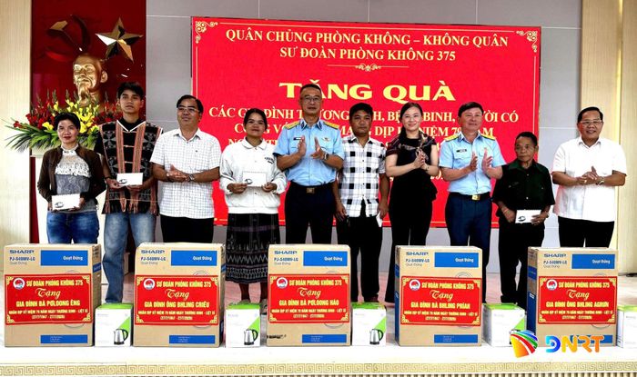 Đoàn công tác Sư đoàn Phòng không 375 tặng quà các gia đình chính sách xã Tây Giang nhân kỷ niệm ngày Thương binh - Liệt sĩ (27/7). Ảnh: DUY ĐỨC