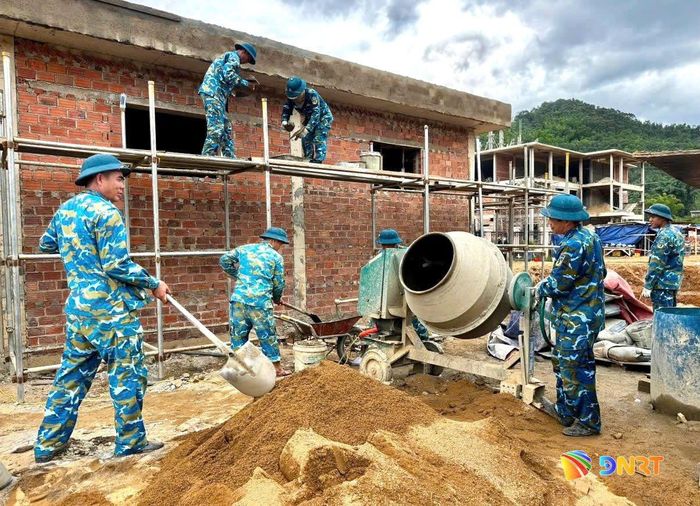 Cán bộ, chiến sĩ Sư đoàn Phòng không 375 tham gia xây dựng công trình trường nội trú liên cấp tại xã Tây Giang. Ảnh: DUY ĐỨC