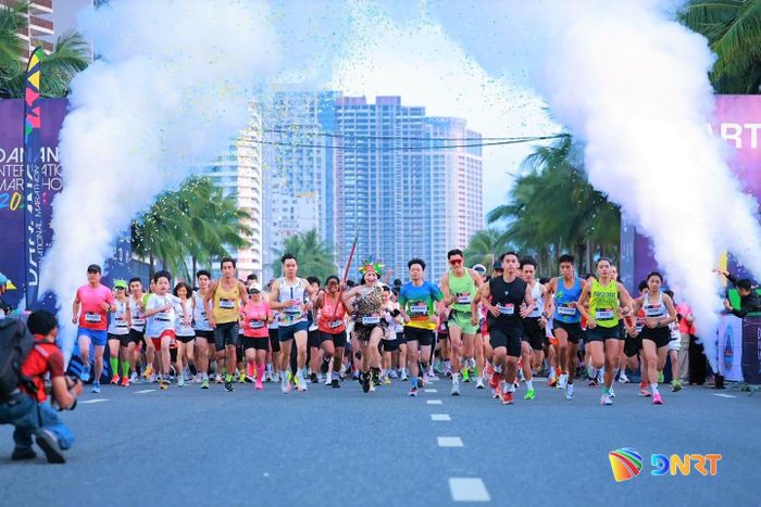 Marathon quốc tế Đà Nẵng là một trong những sự kiện thể thao mong đợi hằng năm, thu hút đông đảo vận động viên trong nước và quốc tế tham dự. TRONG ẢNH: Các vận động viên tranh tài tại mùa giải thứ 13 năm 2026. Ảnh: THÀNH DANH