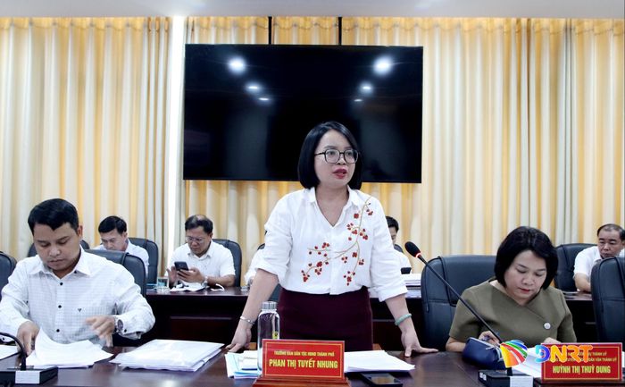 Trưởng ban Dân tộc HĐND thành phố Phan Thị Tuyết Nhung chủ trì phiên thẩm tra. Ảnh: TRỌNG HUY