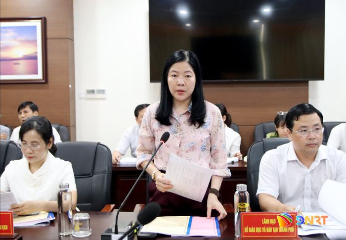 Giám đốc Sở Giáo dục và Đào tạo Lê Thị Bích Thuận báo cáo tại phiên họp. Ảnh: TRỌNG HUY