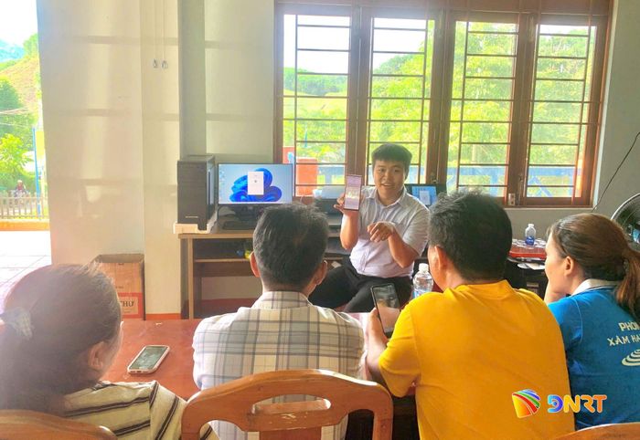 Các lớp tập huấn được tổ chức trực tiếp theo phương châm "cầm tay chỉ việc". Ảnh: LAM KHUÊ