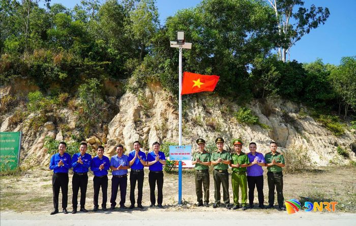 Trao tặng công trình điện “Ánh sáng an ninh”. Ảnh: ĐVCC