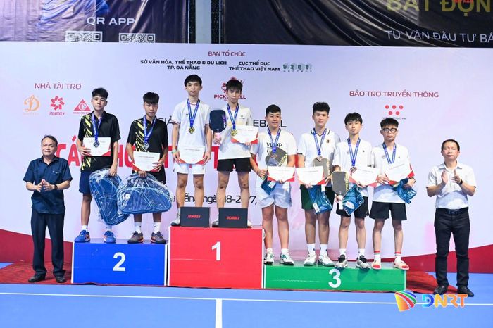 Cặp vận động viên Nguyễn Quang Huy - Nguyễn Anh Hoàng (Đà Nẵng) trên bục nhận Huy chương Vàng đôi nam U16. Ảnh: THÀNH DANH