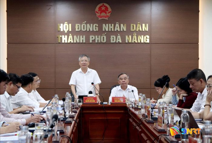 Chủ tịch HĐND thành phố Nguyễn Đức Dũng chỉ đạo tại phiên họp. Ảnh: TRỌNG HUY