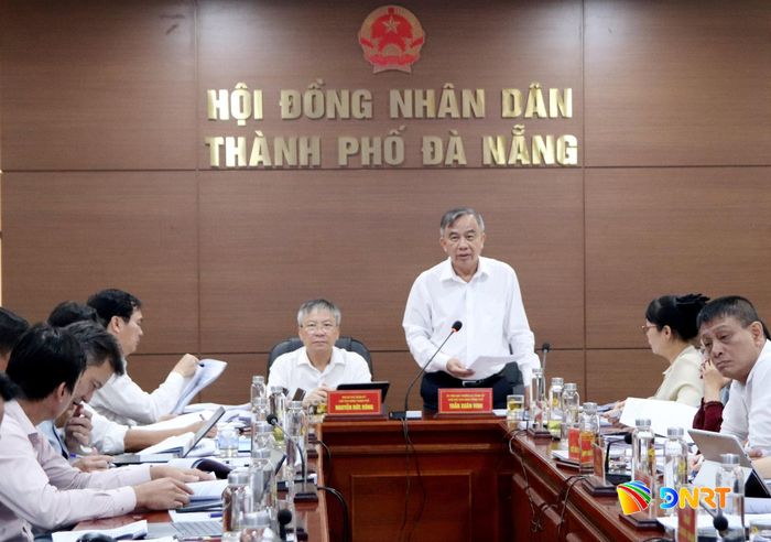 Phó Chủ tịch HĐND thành phố Trần Xuân Vinh phát biểu tại phiên họp. Ảnh: TRỌNG HUY