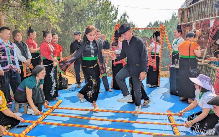 Du khách tham quan, trải nghiệm không gian văn hóa đặc sắc tại HTX Phadin.