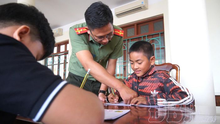28 học sinh có hoàn cảnh đặc biệt khó khăn của tỉnh và 12 lưu học sinh đến từ 6 tỉnh Bắc Lào đang được Công an tỉnh chăm sóc, nuôi dưỡng và tạo điều kiện học tập tốt.
