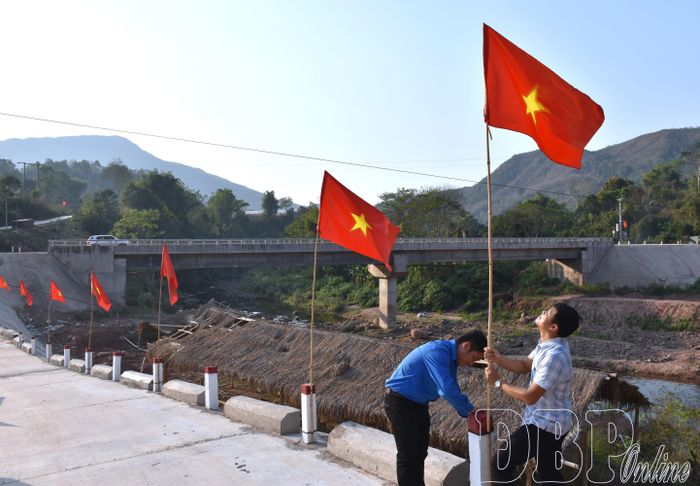 Anh Sùng A Tá, cán bộ Đoàn xã Nậm Kè treo cờ Tổ quốc, lan tỏa tình yêu quê hương, niềm tự hào dân tộc, hướng đến các ngày lễ lớn của đất nước.