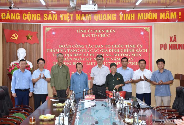 Trưởng ban Tổ chức Tỉnh ủy Phạm Đức Toàn trao quà của Tỉnh ủy - HĐND - UBND - Ủy ban MTTQ Việt Nam tỉnh tới các gia đình chính sách.