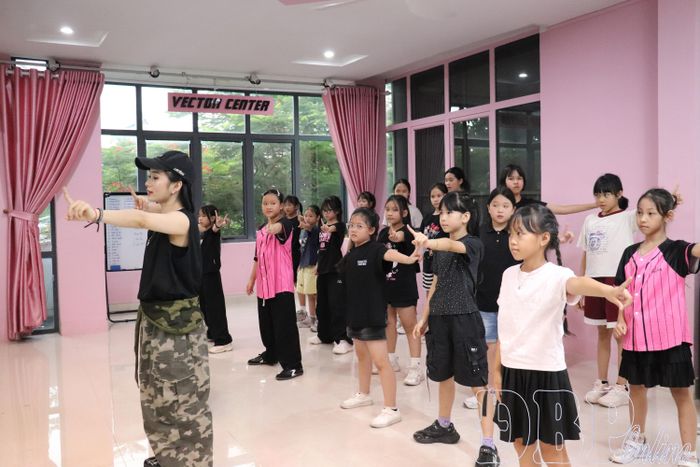 Lớp Nhảy hiện đại tại Trung tâm Nghệ thuật Vector Center thu hút đông đảo thiếu nhi tham gia.