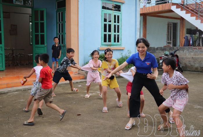 Trẻ em xã Thanh Nưa tham gia hoạt động sinh hoạt hè do Đoàn Thanh niên xã tổ chức.