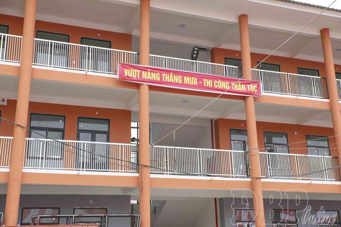 Trường Phổ thông nội trú liên cấp Tiểu học và THCS Thanh Nưa đang thi công với tinh thần "Vượt nắng, thắng mưa - thi công thần tốc". Ảnh: Phạm Trung