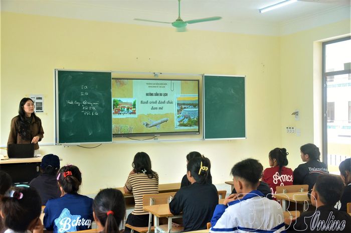 Học sinh, sinh viên Khoa Kinh tế - Du lịch được giới thiệu về các ngành nghề đào tạo của khoa, sau khi hoàn thiện thủ tục nhập học.