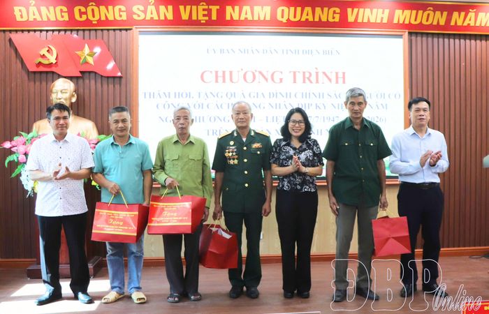 Phó Chủ tịch Thường trực Ủy ban MTTQ Việt Nam tỉnh Lò Thị Minh Phượng cùng đoàn công tác trao quà cho gia đình chính sách tại xã Thanh Nưa.