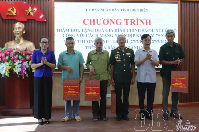 Lãnh đạo Đảng ủy, HĐND, UBND, Ủy ban MTTQ Việt Nam xã Thanh Nưa trao quà cho các gia đình chính sách.