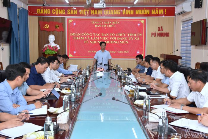Trưởng ban Tổ chức Tỉnh ủy Phạm Đức Toàn phát biểu tại buổi làm việc với Đảng ủy xã Pú Nhung, Mường Mùn.