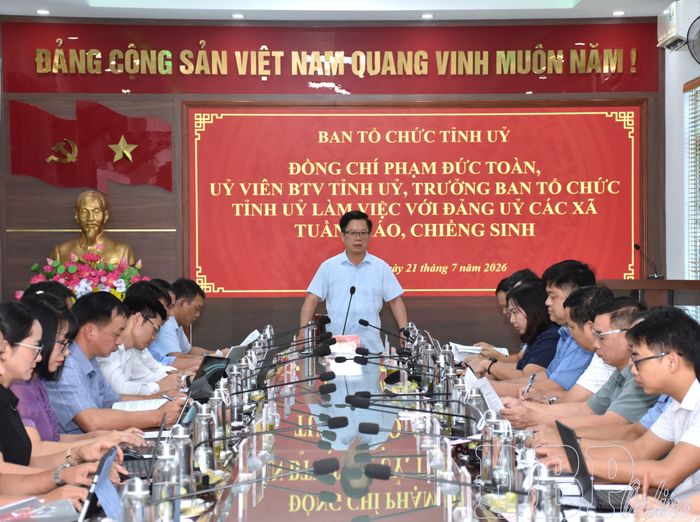Trưởng ban Tổ chức Tỉnh ủy Phạm Đức Toàn phát biểu tại buổi làm việc với Đảng ủy xã Tuần Giáo, Chiềng Sinh.
