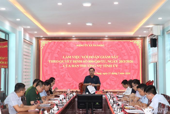 Đồng chí Vừ A Bằng, Ủy viên Ban Thường vụ, Trưởng Ban Tuyên giáo và Dân vận Tỉnh ủy công bố kết luận giám sát việc thực hiện Chỉ thị số 42-CT/TW của Bộ Chính trị tại xã Na Sang.