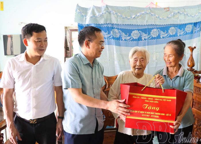 Phó Chủ tịch UBND tỉnh Nguyễn Văn Đoạt thăm, tặng quà bà Trần Thị Miền, mẹ liệt sĩ Đào Trung Phương (thôn A1).