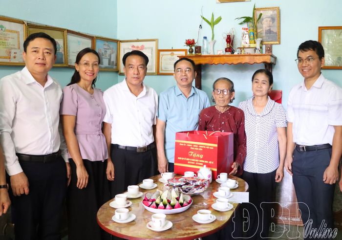 Phó Chủ tịch UBND tỉnh Nguyễn Văn Đoạt thăm, tặng quà bà Lê Thị Thanh, vợ liệt sĩ Vũ Tiến Chỉ (thôn A1).