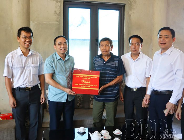 Phó Chủ tịch UBND tỉnh Nguyễn Văn Đoạt thăm, tặng quà ông Lò Văn Hom, bệnh binh 61% (bản Chiềng Tông).