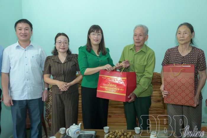 Phó Chủ tịch Thường trực HĐND tỉnh Cao Thị Tuyết Lan và đoàn công tác thăm, tặng quà gia đình bệnh binh Nguyễn Trung Hợi.