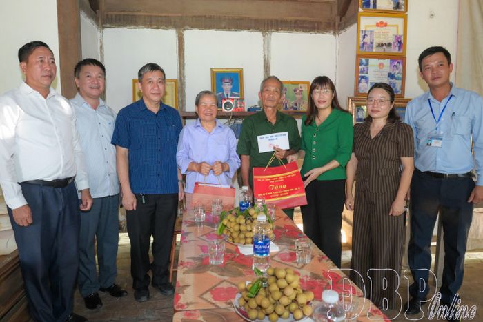Phó Chủ tịch Thường trực HĐND tỉnh Cao Thị Tuyết Lan và đoàn công tác thăm, tặng quà gia đình ông Hoàng Văn Loãn, người hoạt động kháng chiến bị nhiễm chất độc hóa học.