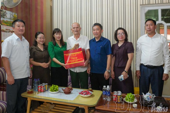 Phó Chủ tịch Thường trực HĐND tỉnh Cao Thị Tuyết Lan và đoàn công tác tới thăm, tặng quà gia đình ông Phan Văn Thời, người hoạt động kháng chiến bị nhiễm chất độc hóa học.