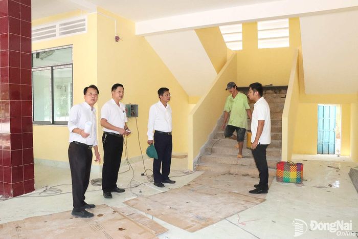 Lãnh đạo phường Minh Hưng kiểm tra tiến độ xây dựng phòng học trên địa bàn.