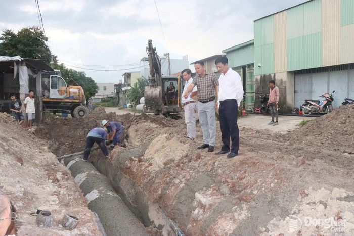 Lãnh đạo phường Minh Hưng kiểm tra tiến độ thi công đường số 59.