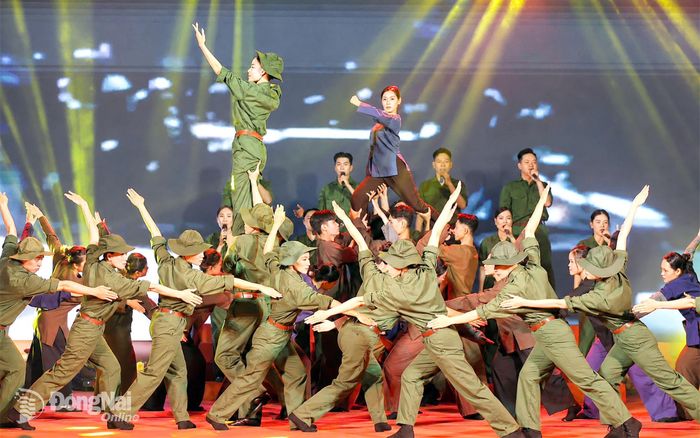 Nghệ sĩ, diễn viên Nhà hát Nghệ thuật Đồng Nai biểu diễn nghệ thuật, tri ân anh hùng, liệt sĩ và người có công, phục vụ nhân dân.