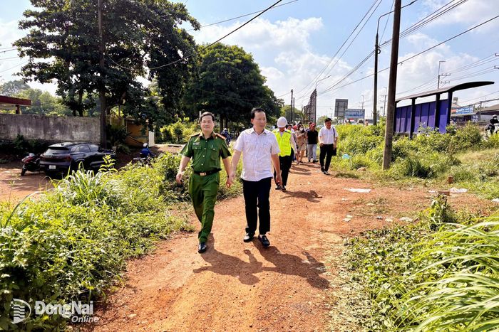 Phó Bí thư Thành ủy, Chủ tịch UBND thành phố Đồng Nai Nguyễn Văn Út trực tiếp đến kiểm tra hiện trường vụ tai nạn. Ảnh: Thanh Toàn