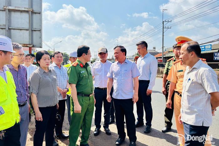 Phó Bí thư Thành ủy, Chủ tịch UBND thành phố Đồng Nai Nguyễn Văn Út nghe đại diện cơ quan chức năng và chính quyền địa phương báo cáo hậu quả vụ tai nạn. Ảnh: Thanh Toàn