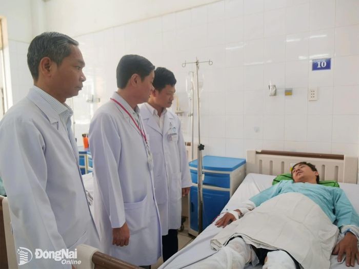 Ban giám đốc Bệnh viện Đa khoa Thống Nhất và lãnh đạo Khoa Chấn thương chỉnh hình - bỏng thăm khám cho 2 nạn nhân trong vụ cháy xe khách. Ảnh: Hạnh Dung
