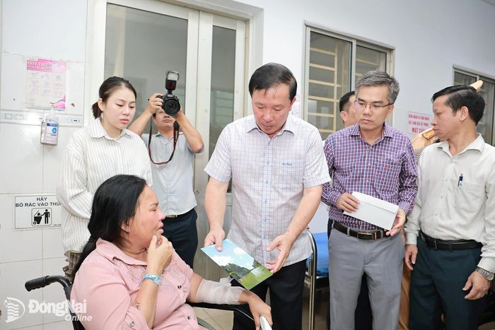 Phó Bí thư Thành ủy, Chủ tịch UBND thành phố Đồng Nai Nguyễn Văn Út thăm, tặng quà hỗ trợ nạn nhân trong vụ cháy xe khách đang điều trị tại Trung tâm Y tế khu vực Trảng Bom. Ảnh: Thanh Toàn