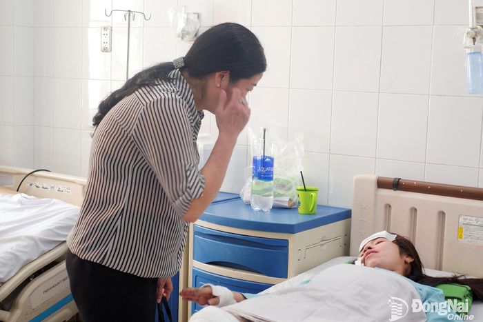 Lãnh đạo các sở, ngành của thành phố Đồng Nai thăm hỏi các nạn nhân đang điều trị tại Bệnh viện Đa khoa Thống Nhất. Ảnh: Hạnh Dung