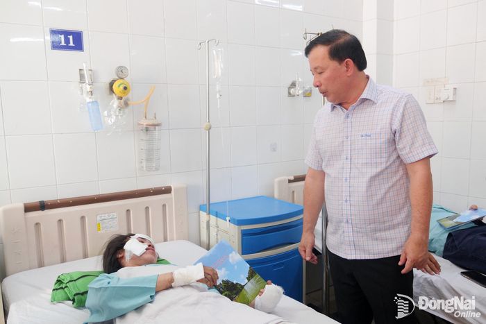 Phó Bí thư Thành ủy, Chủ tịch UBND thành phố Đồng Nai Nguyễn Văn Út thăm, tặng quà hỗ trợ các nạn nhân trong vụ cháy xe khách đang điều trị tại Bệnh viện Đa khoa Thống Nhất. Ảnh: Hạnh Dung