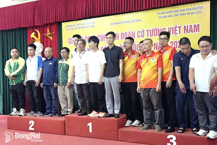 Các vận động viên Đồng Nai trên bục nhận huy chương vàng đồng đội nam cờ nhanh. Ảnh: ĐVCC