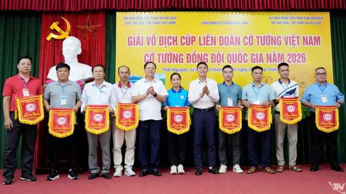 Ban tổ chức tặng cờ lưu niệm cho các đơn vị tham dự giải. Ảnh: Báo Thái Nguyên
