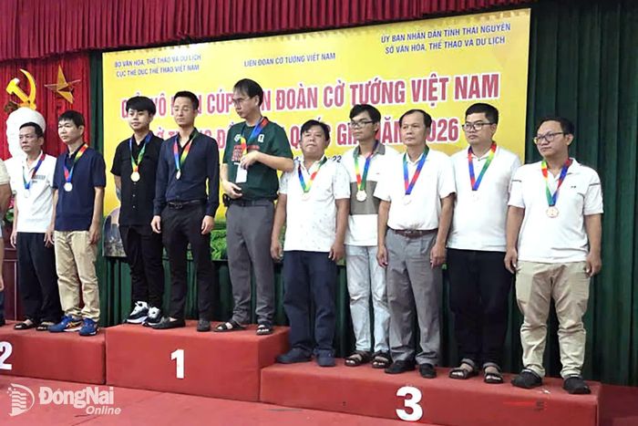 Các vận động viên Đồng Nai: Nguyễn Thành Bảo, Hà Văn Tiến, Chu Tuấn Hải đoạt huy chương vàng đôi nam cờ nhanh. Ảnh: ĐVCC