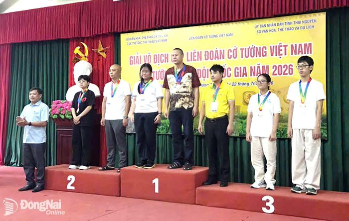 Vận động viên Tạ Công Bình giành huy chương vàng cá nhân nam cờ chớp. Ảnh: ĐVCC