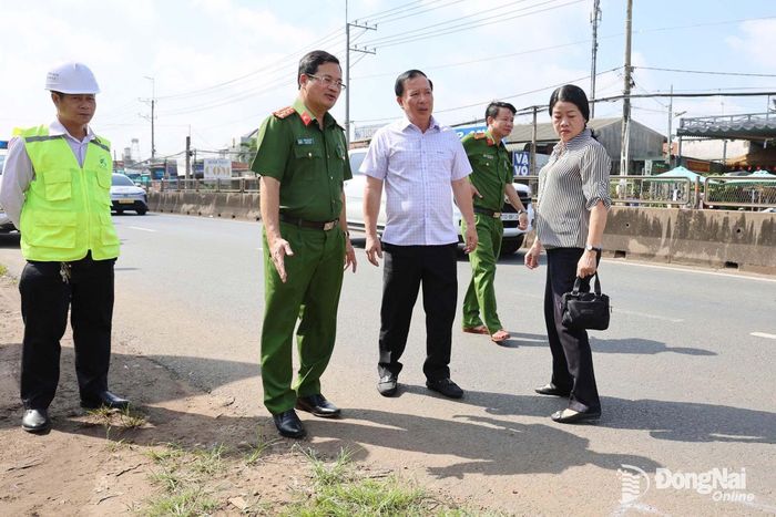 Lãnh đạo UBND thành phố và Công an thành phố Đồng Nai tại hiện trường vụ tai nạn. Ảnh: CTV