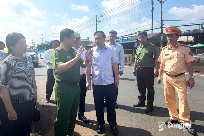 Phó Bí thư Thành ủy, Chủ tịch UBND thành phố Nguyễn Văn Út (giữa) và Đại tá Trần Anh Sơn, Phó Giám đốc Công an thành phố trực tiếp có mặt tại hiện trường vụ tai nạn để chỉ đạo công tác điều tra. Ảnh: N.N
