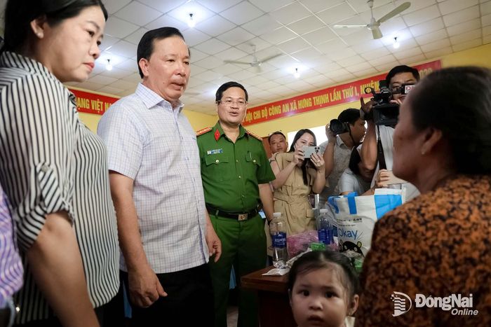 Lãnh đạo UBND thành phố thăm hỏi, động viên nạn nhân trong vụ tai nạn. Ảnh: P.T