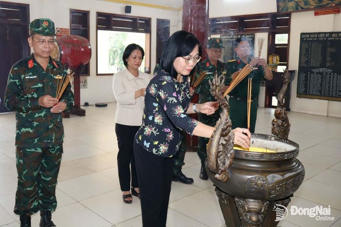 Thành ủy viên, Phó Chủ tịch UBND thành phố Nguyễn Thị Hoàng, Trưởng ban Chỉ đạo thành phố dâng hương tại Di tích lịch sử Quốc gia Chốt chặn Tàu Ô. Ảnh: Nguyệt Hà