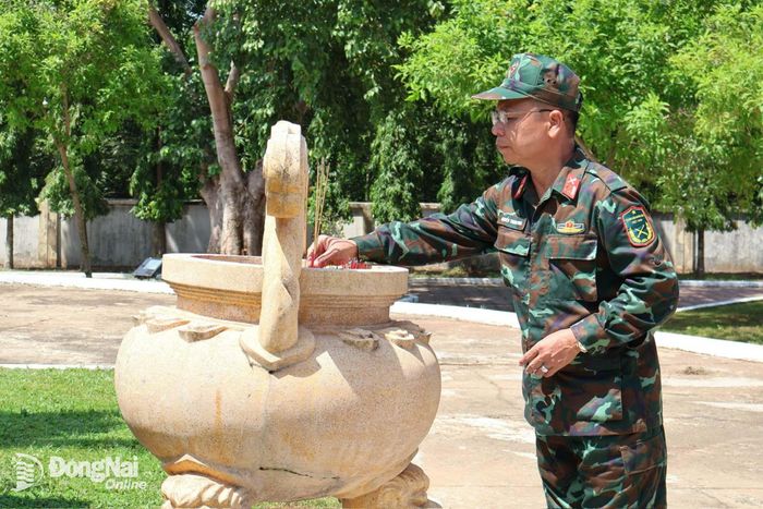 Đại tá Nguyễn Thanh Phong, Thành ủy viên, Chính ủy Bộ Chỉ huy Quân sự thành phố, Phó Trưởng ban Chỉ đạo thành phố dâng hương tại Di tích lịch sử Quốc gia Chốt chặn Tàu Ô, phường Tân Khai - nơi dự kiến sẽ diễn ra lễ dâng hương trong buổi lễ. Ảnh: Nguyệt Hà