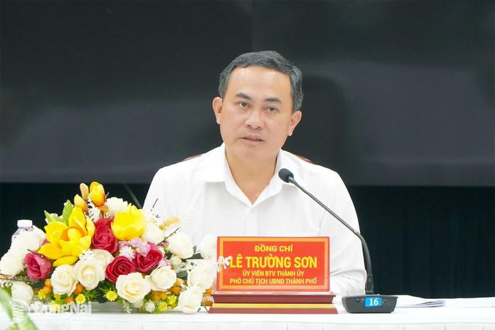 Ủy viên Ban Thường vụ Thành ủy, Phó Chủ tịch UBND thành phố Đồng Nai Lê Trường Sơn phát biểu chỉ đạo tại buổi làm việc. Ảnh: An Nhơn